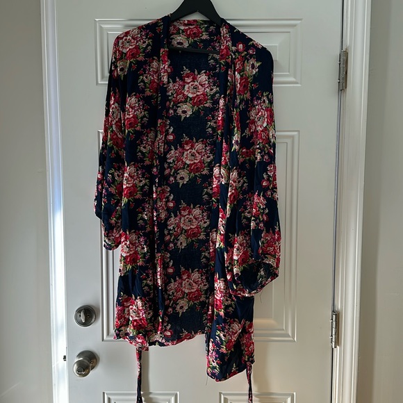 NWOT super soft and silky cover up robe with flowers. Size large. Flare sleeves - Picture 1 of 3
